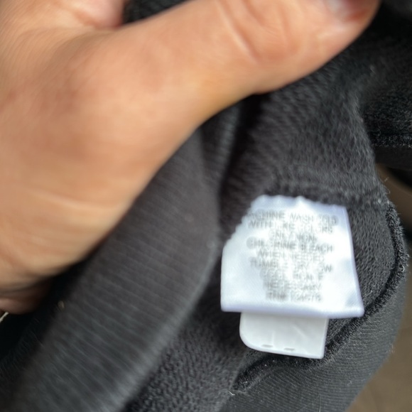 Vineyard Vines XX UMASS COLLEGE (Black and Red Logo Pullover) - Picture 8 of 8